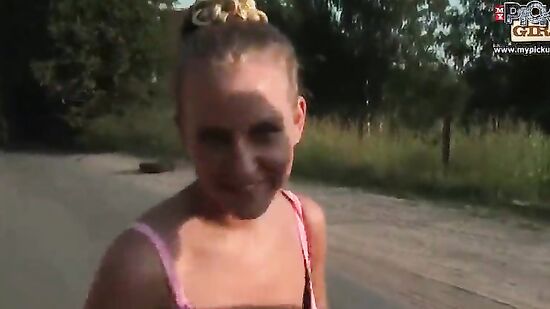 Одинокая девушка пришла позагорать на пляж и сразу же попалась на крючек опытных пикаперов