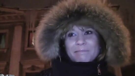 На улице было холодно и девушка согласилась на то чтоб парни подвезли её и согрели