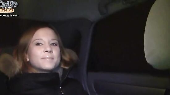 На улице было холодно и девушка согласилась на то чтоб парни подвезли её и согрели