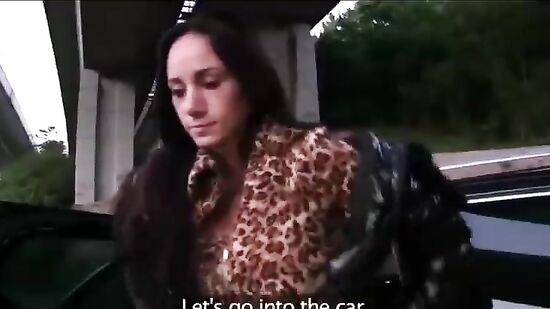 Познакомился с чешской девушкой, и после недолгого разговора дал ей в рот и трахнул в салоне автомобиля