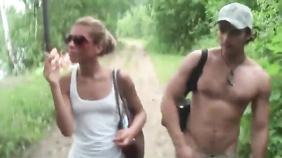 Пикаперы познакомились с девушкой - дали ей прикурить и развели на секс в кустах