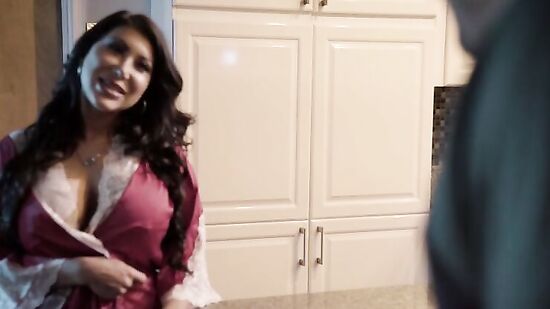 Грудастая жена застукала друга своего мужа за дрочкой в душе и не смогла держать свою киску в покое