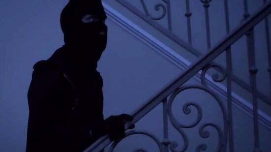 Замужняя женщина отдалась наемнику в маске который пробрался в её дом и хотел убить мужа