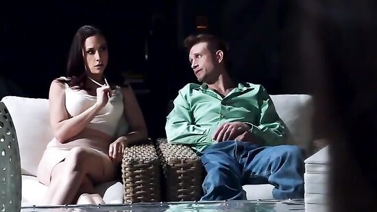 Мужчина в шоке от того что его жена сосет ему вместе с девушкой которую они взяли к себе пожить