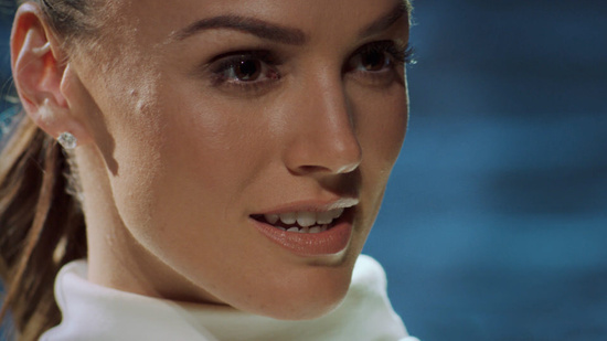 Тори обожает секс под кокаином и легко соблазняет агента своим строгим характером