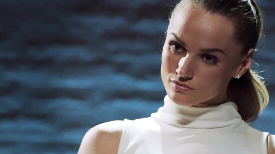 Тори обожает секс под кокаином и легко соблазняет агента своим строгим характером