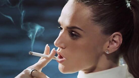 Тори обожает секс под кокаином и легко соблазняет агента своим строгим характером