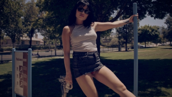 Брюнетка научилась наслаждаться жизнью и ловить кайф в каждом моменте