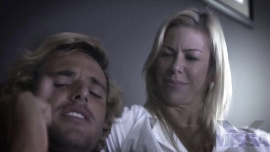 Кудрявый парень дал четко понять мамке что тоже хочет трахаться прямо сейчас