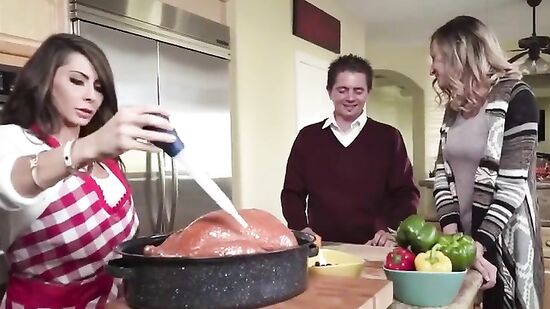 Папина новая подружка залезла под стол сосать член прямо во время ужина