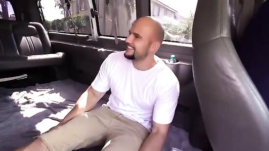 Развели на секс за деньги и трахнули в машине велосипедистку из Лос Анджелеса