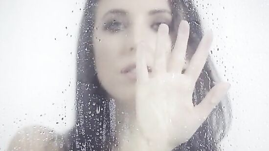 Мнет и ласкает огромные сиськи под душем