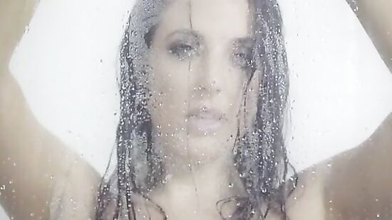 Мнет и ласкает огромные сиськи под душем