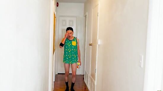 Жопастая мамаша спалила парня когда он подглядывал и дрочил на попу