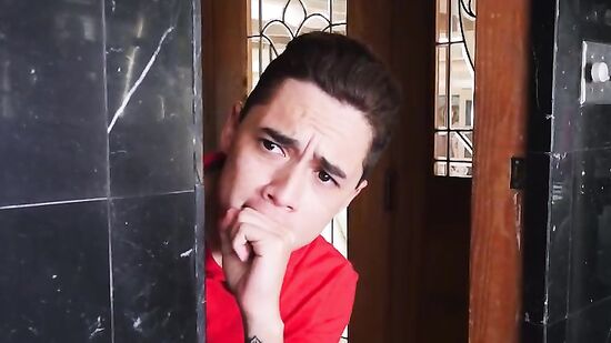 Подглядывал за зрелой мамкой, спалился и теперь она ебет в ванной этого молодого засранца