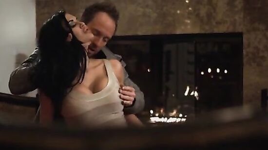 Страстный любовник в костюме чпокает раком шикарную женщину