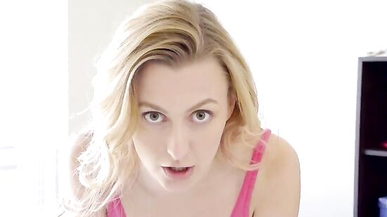 Сестра сосет брату член и тихо трахается с ним чтоб не спалится