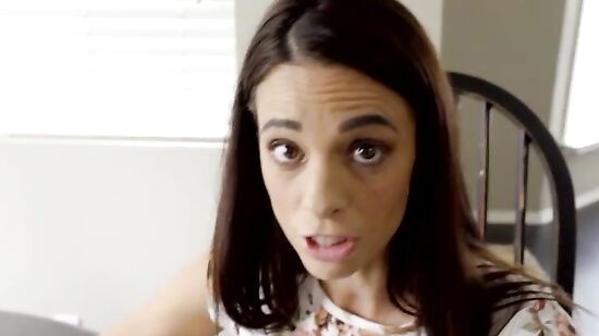 Парень не сдержался и легко развел сексуальную учительницу на секс