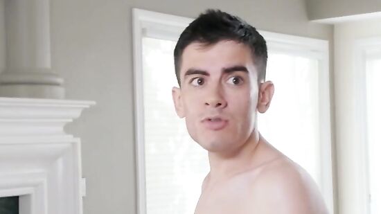 Молодой массажист возбудил зрелую мамку и она выебала его за это