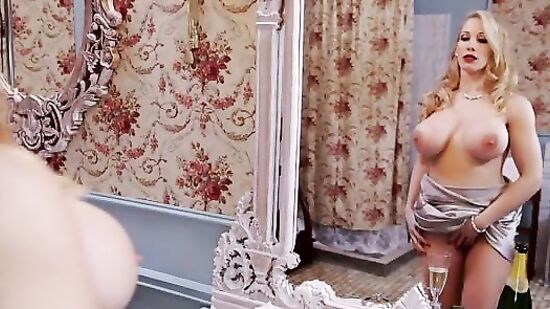 Член в презервативе хорошо входит в киску между трусиков