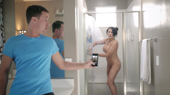 Пасынок застукал голую маму и решил снять на телефон