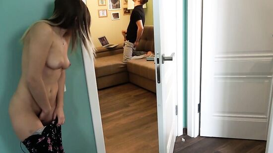 Сестренка мастурбирует киску и подглядывает как брат дрочит на порно