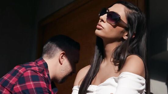 Хитрый Кейрон пригласил в свой дом красотку только ради секса