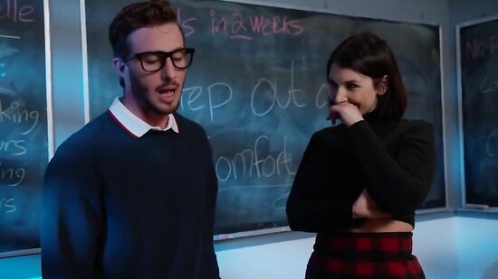 Сексуальная училка подставила попу и дала студенту поиметь себя