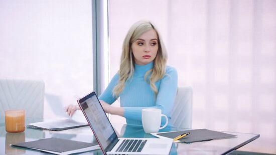 Молодую блондинку ебут в попу и растягивают тугое очко во время анала