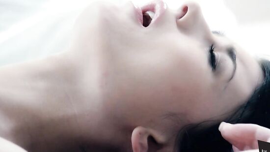 Парень нежно трахает красивую подругу и кончает ей на животик