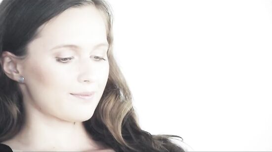 Пацанчик застукал подружку за мастурбацией писечки и вылизал ей перед сексом