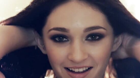 Жесткая ебля с красивой давалкой и ее зрелым ухажером который кончает в нее