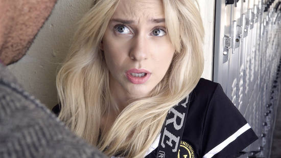 Очень красивая студентка сама возбудила отчима на жесткую еблю