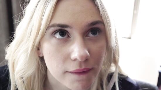 Очень красивая студентка сама возбудила отчима на жесткую еблю