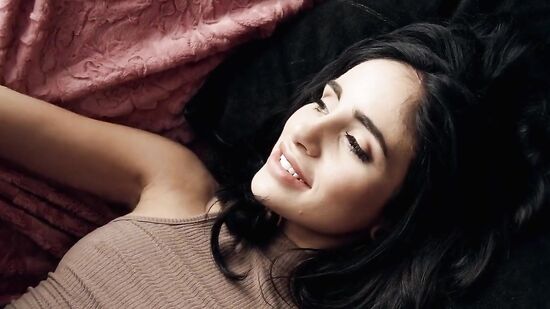 Красивая девушка ебется от скуки с самым дерзким мужиком на районе