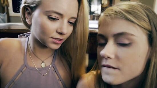 Молодые подруги ебутся в групповом сексе с взрослым мужиком