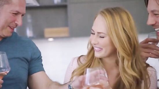 Двое красивых мужчин довели красотку до оргазма - с двойным проникновением!