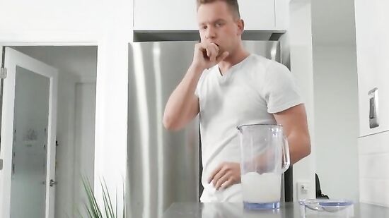 Подкрался к чужой жене и трахнул её, пока мужа не было рядом