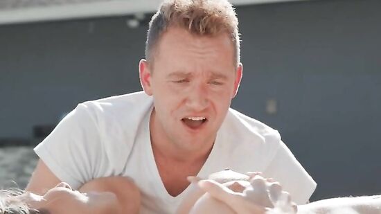 Подкрался к чужой жене и трахнул её, пока мужа не было рядом