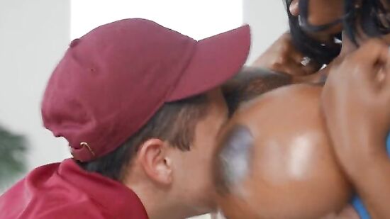 Занялся сексом с женой негра, пока его не было рядом