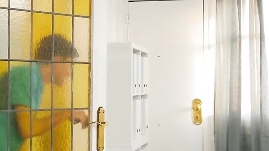 Порвал колготки и изменил девушке на приёме у психолога