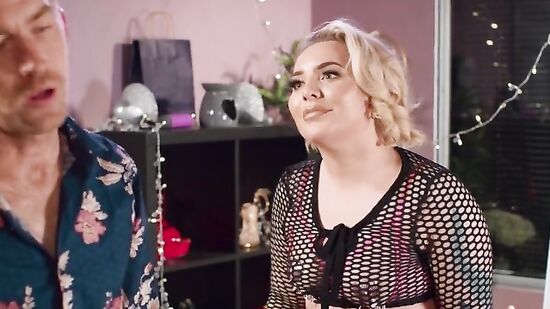 Впустила в дом неожиданного гостя только ради ебли в анал