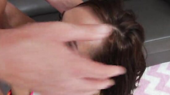 Глубокий анал с красоткой - девушка получает удовольствие от ебли в попу