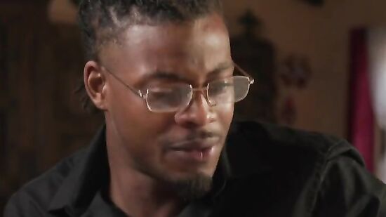 Темнокожий отчим трахает красивую падчерицу у жены за спиной