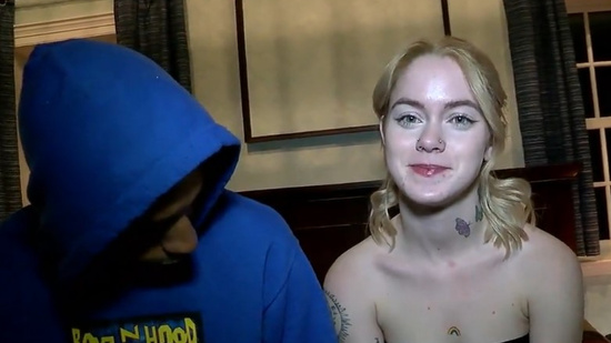 Ее первый большой черный член в киске - Порно с негром 2022