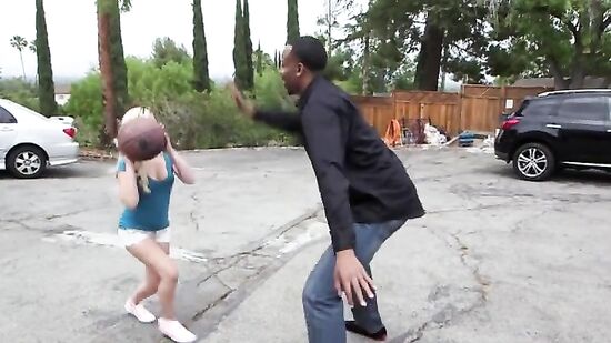 Молодая пышка принимает черный толстый член в бритую киску по самые яйца