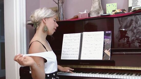 Возбудилась когда играла на пианино и решила поласкать волосатую киску