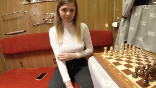 Русская незнакомка повелась на секс в поезде и дала кончить в рот