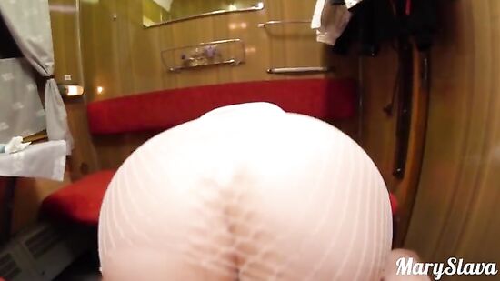 Русская незнакомка повелась на секс в поезде и дала кончить в рот