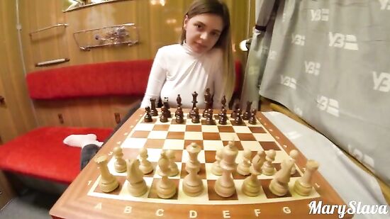 Русская незнакомка повелась на секс в поезде и дала кончить в рот